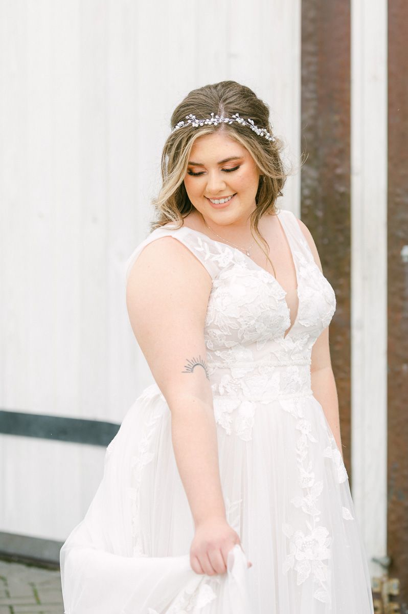 bride posing during Katy, Tx bridals