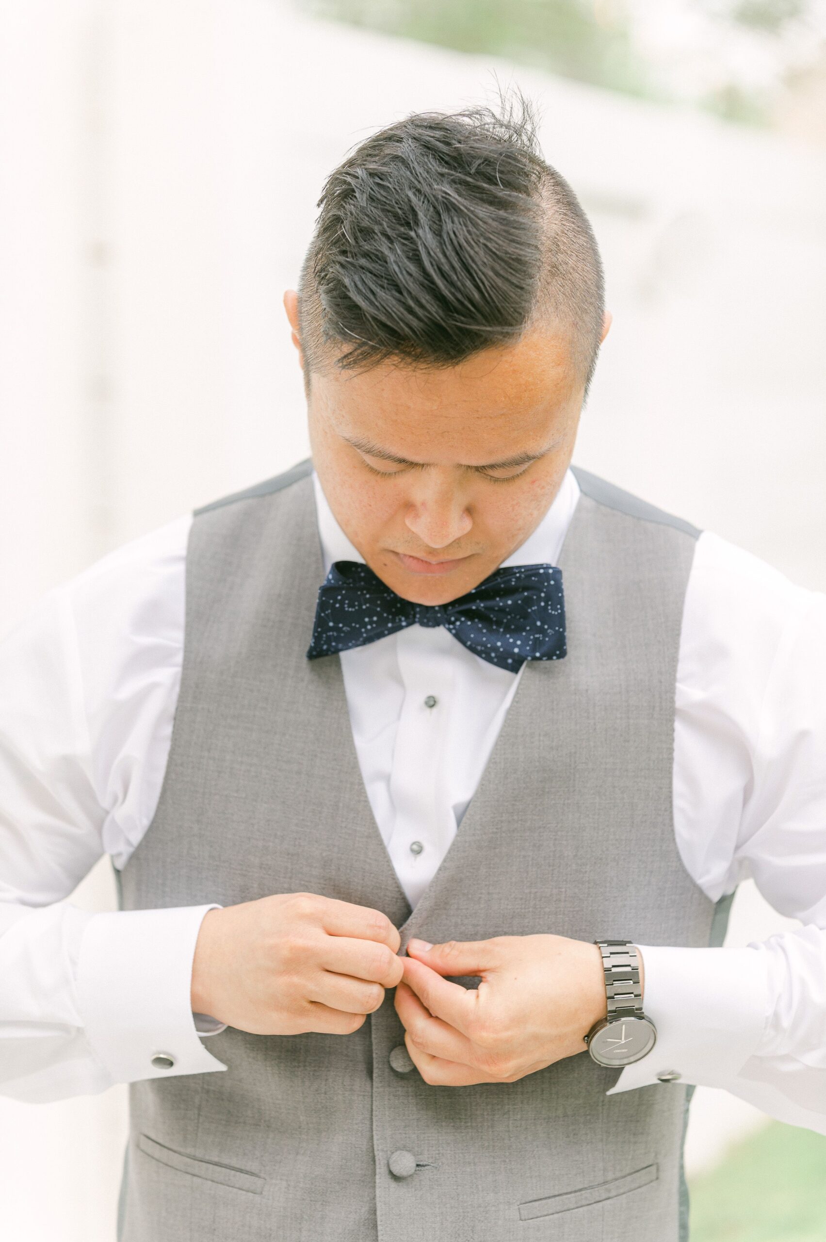 groom getting ready at Willowynn Barn