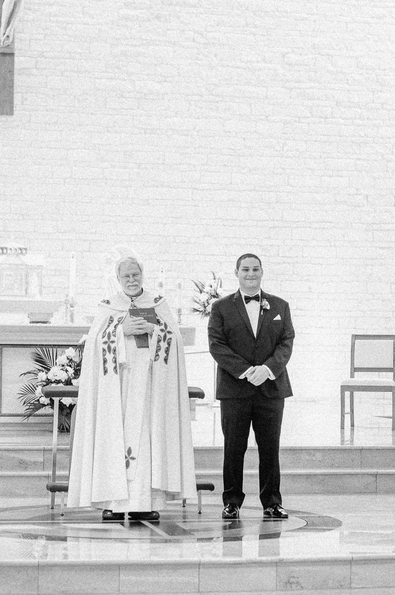 groom seeing bride walk up the aisle