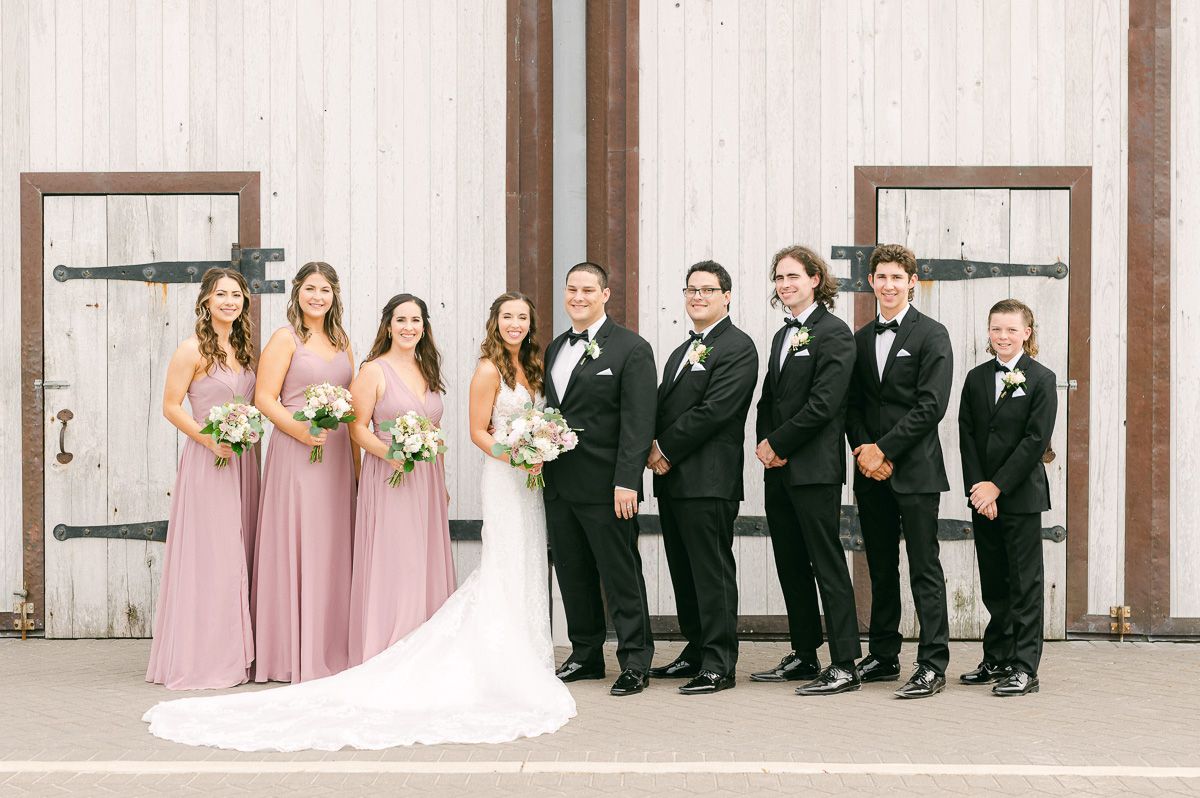 wedding party outside Beckendorff Farms wedding venue