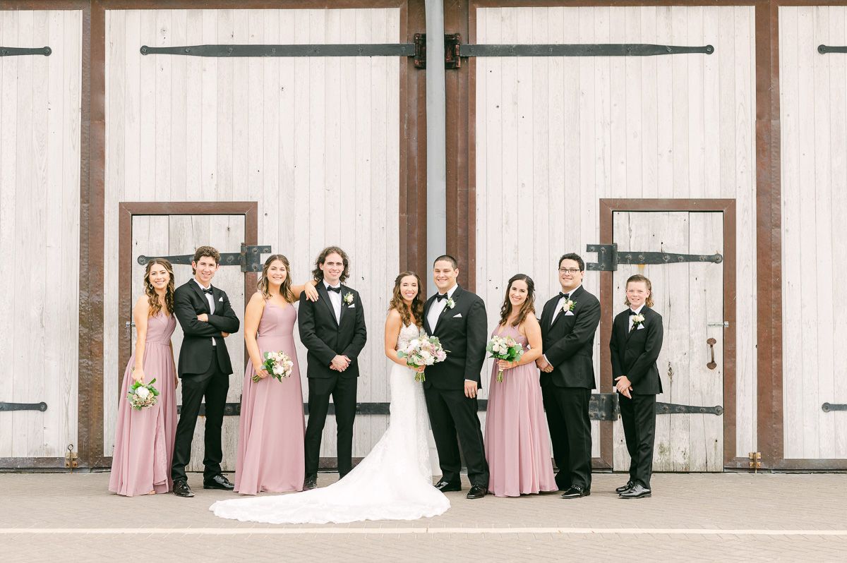 wedding party outside Beckendorff Farms wedding venue