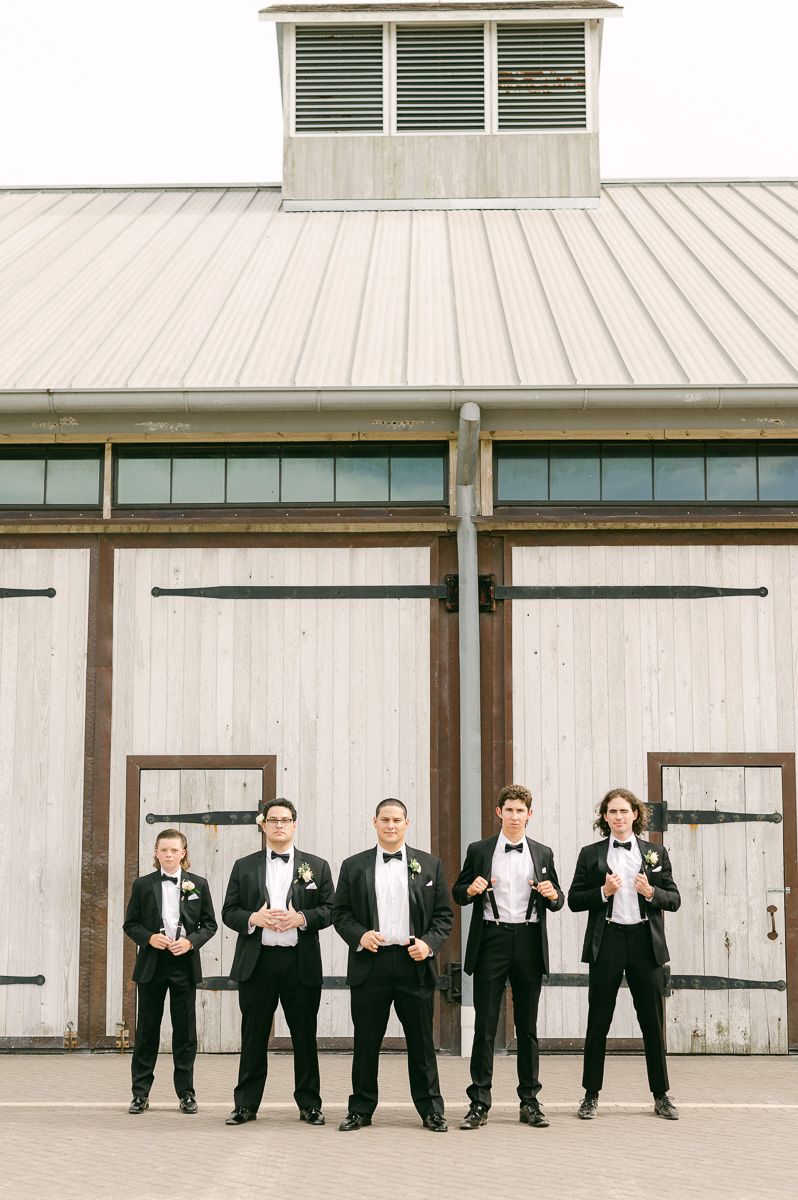 wedding party outside Beckendorff Farms wedding venue