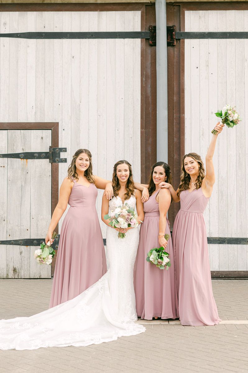 wedding party outside Beckendorff Farms wedding venue