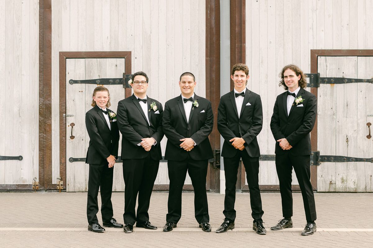 wedding party outside Beckendorff Farms wedding venue