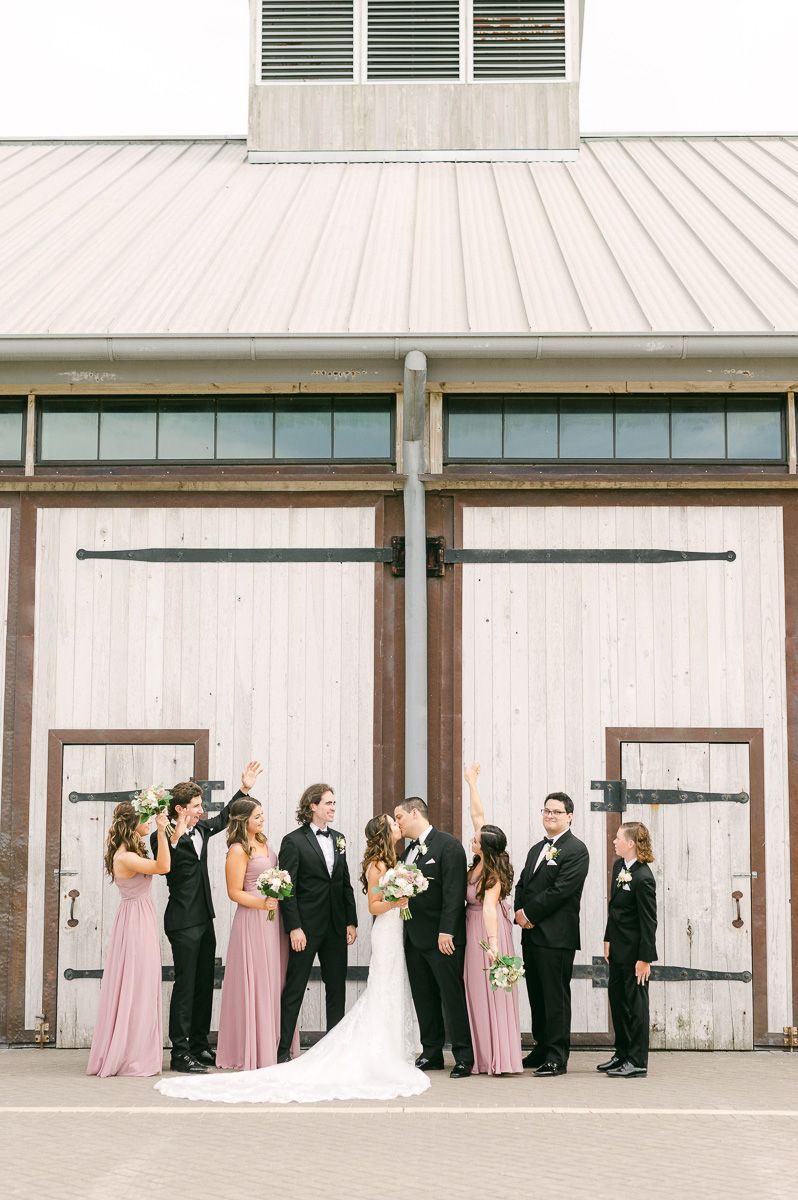 wedding party outside Beckendorff Farms wedding venue