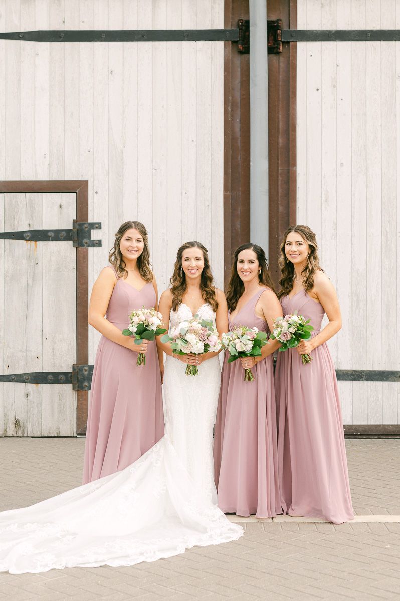 wedding party outside Beckendorff Farms wedding venue