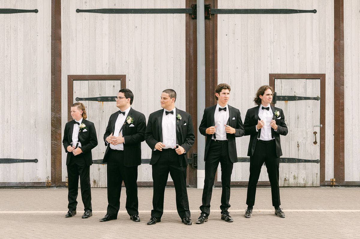 wedding party outside Beckendorff Farms wedding venue