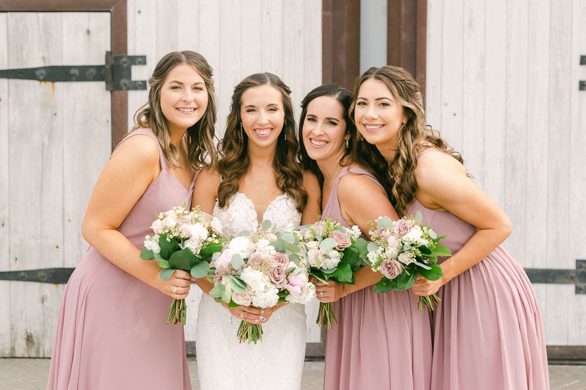 wedding party outside Beckendorff Farms wedding venue