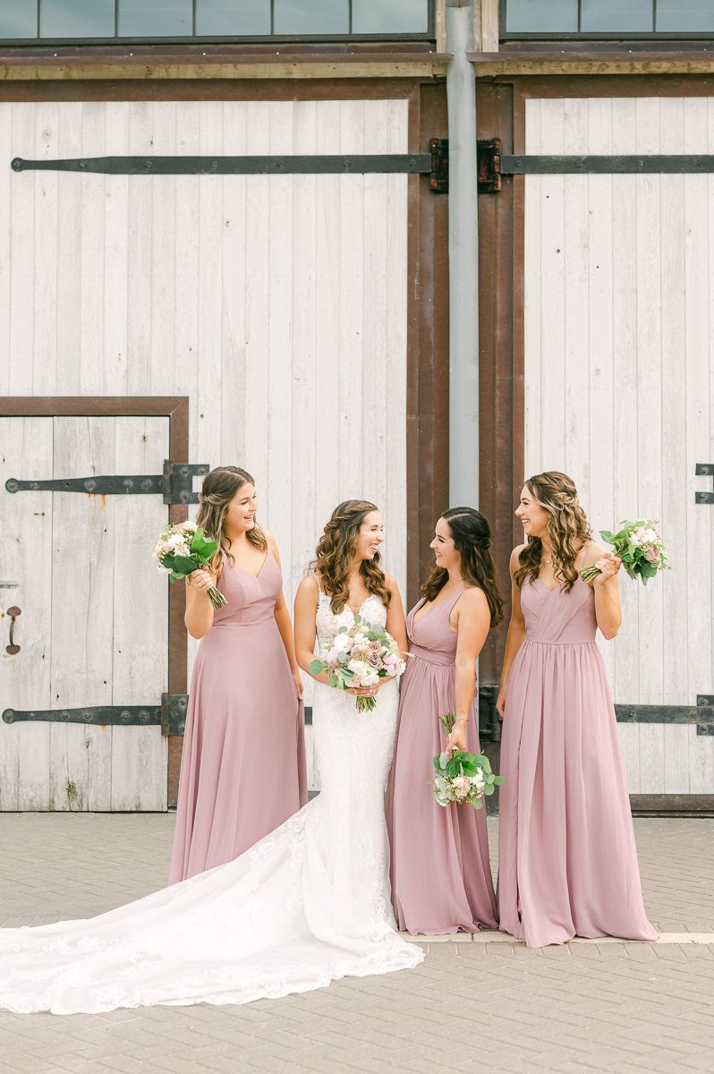 wedding party outside Beckendorff Farms wedding venue