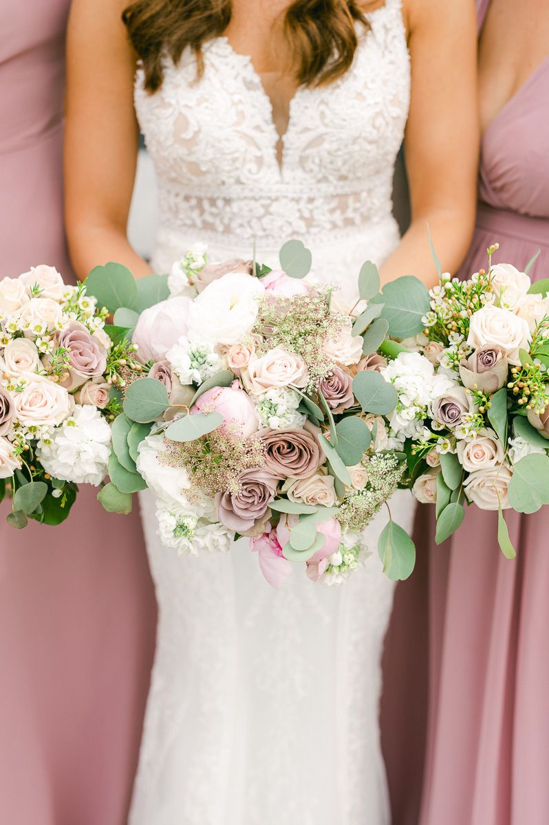 bride and bridesmaids bouquets