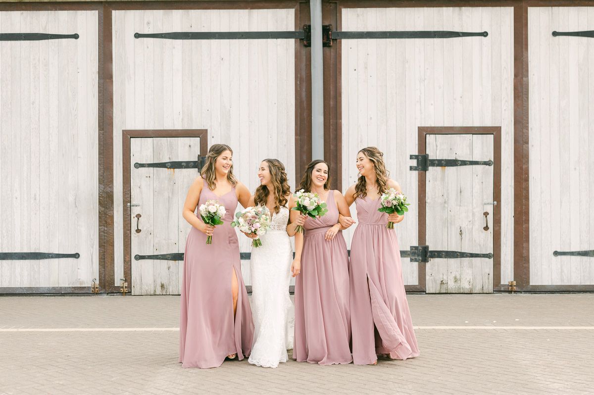wedding party outside Beckendorff Farms wedding venue