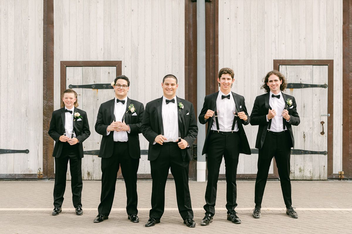 wedding party outside Beckendorff Farms wedding venue