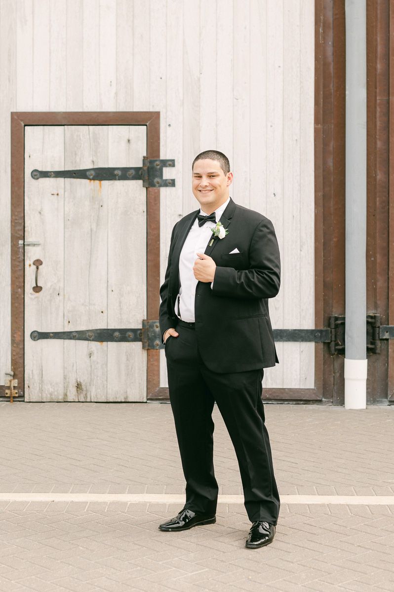 groom outside Beckendorff Farms in Katy, Tx