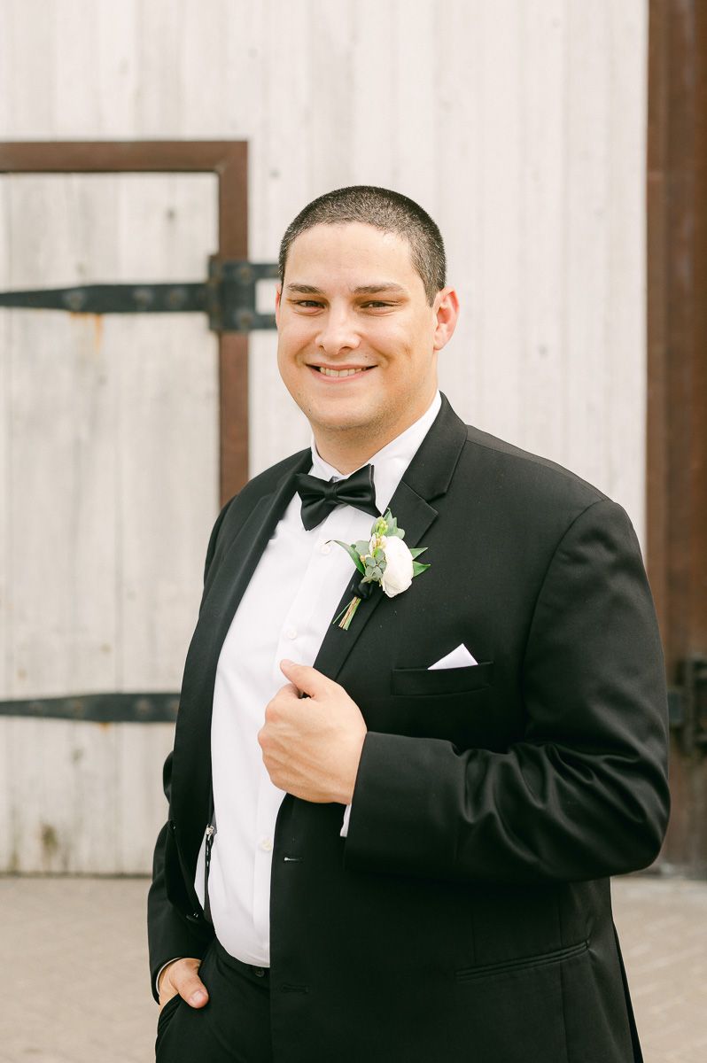 groom outside Beckendorff Farms in Katy, Tx