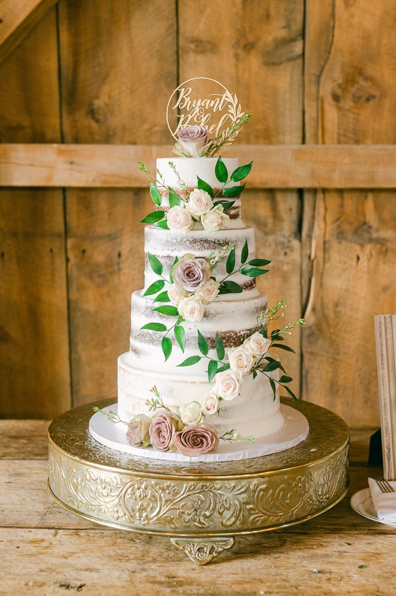 wedding cake at Beckendorff Farms wedding reception