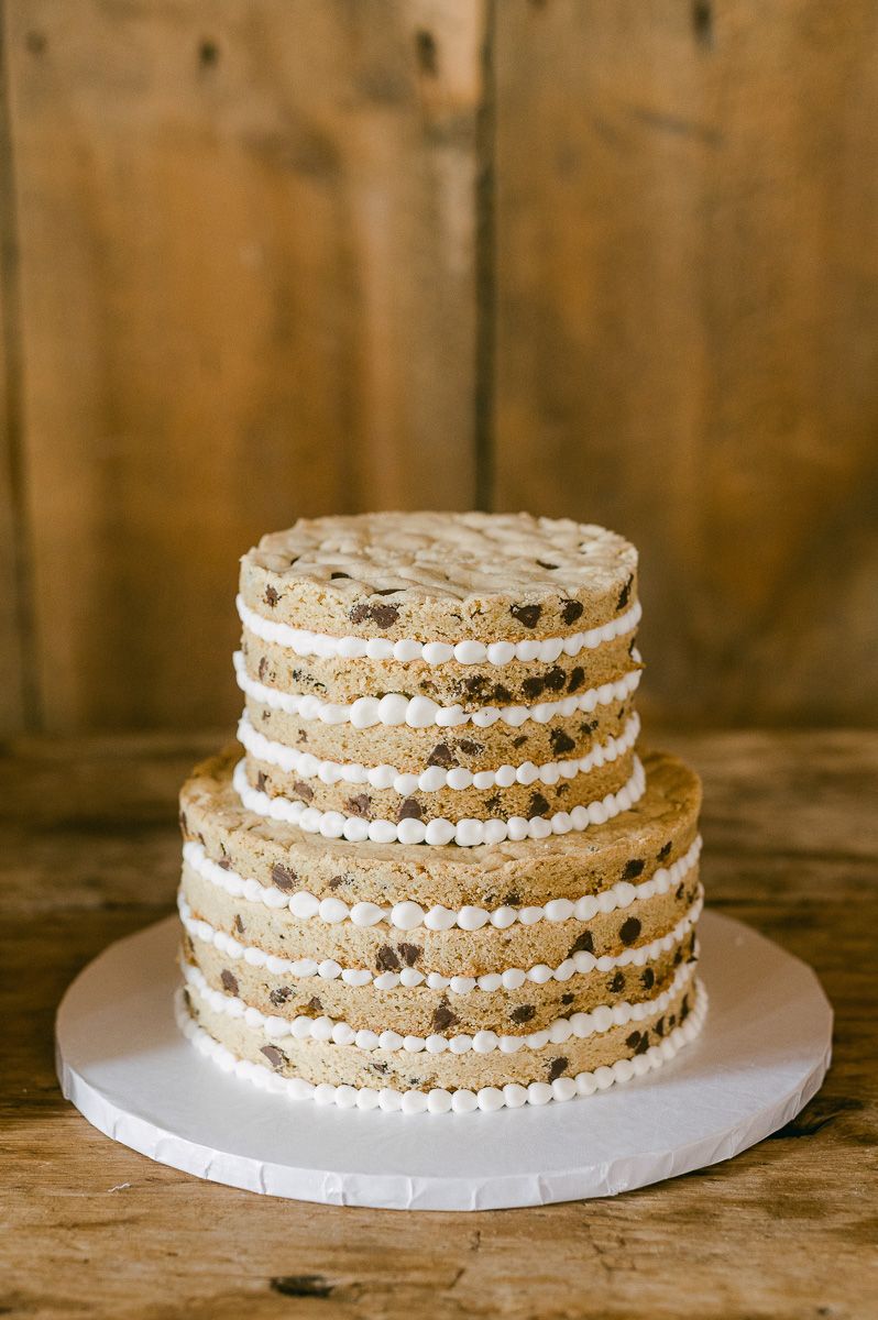 wedding cake at Beckendorff Farms wedding reception