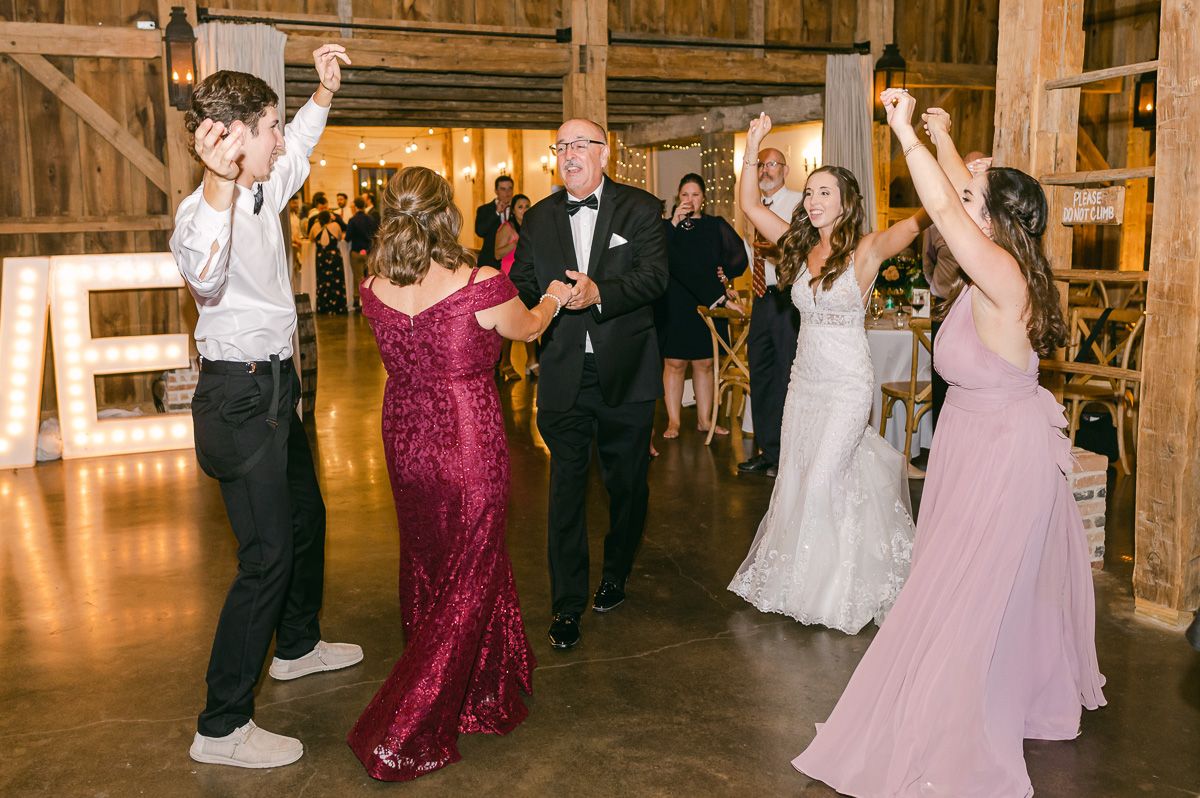 guests dancing at Beckendorff Farms wedding reception