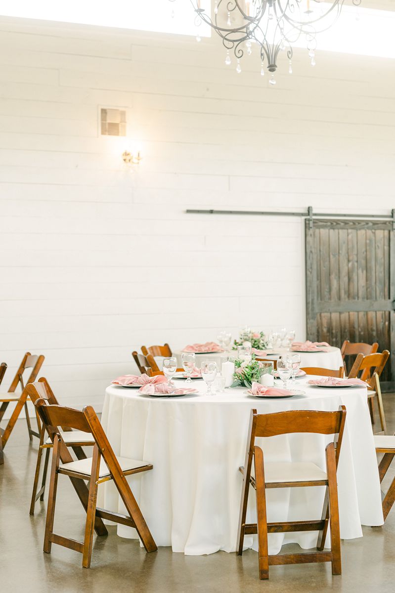 wedding reception table with pink details at Venue 311 Plantersville Tx