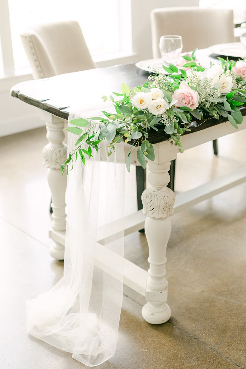 wedding reception table with pink details at Venue 311 Plantersville Tx