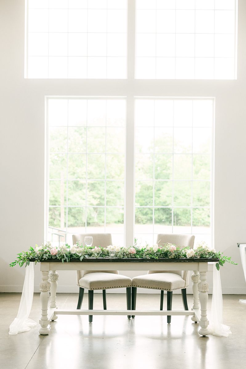 wedding reception table with pink details at Venue 311 Plantersville Tx