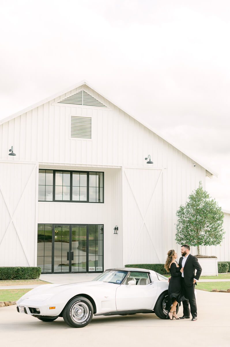 couple in front of The Farmhouse by Houston wedding photographer Eric & Jenn Photography