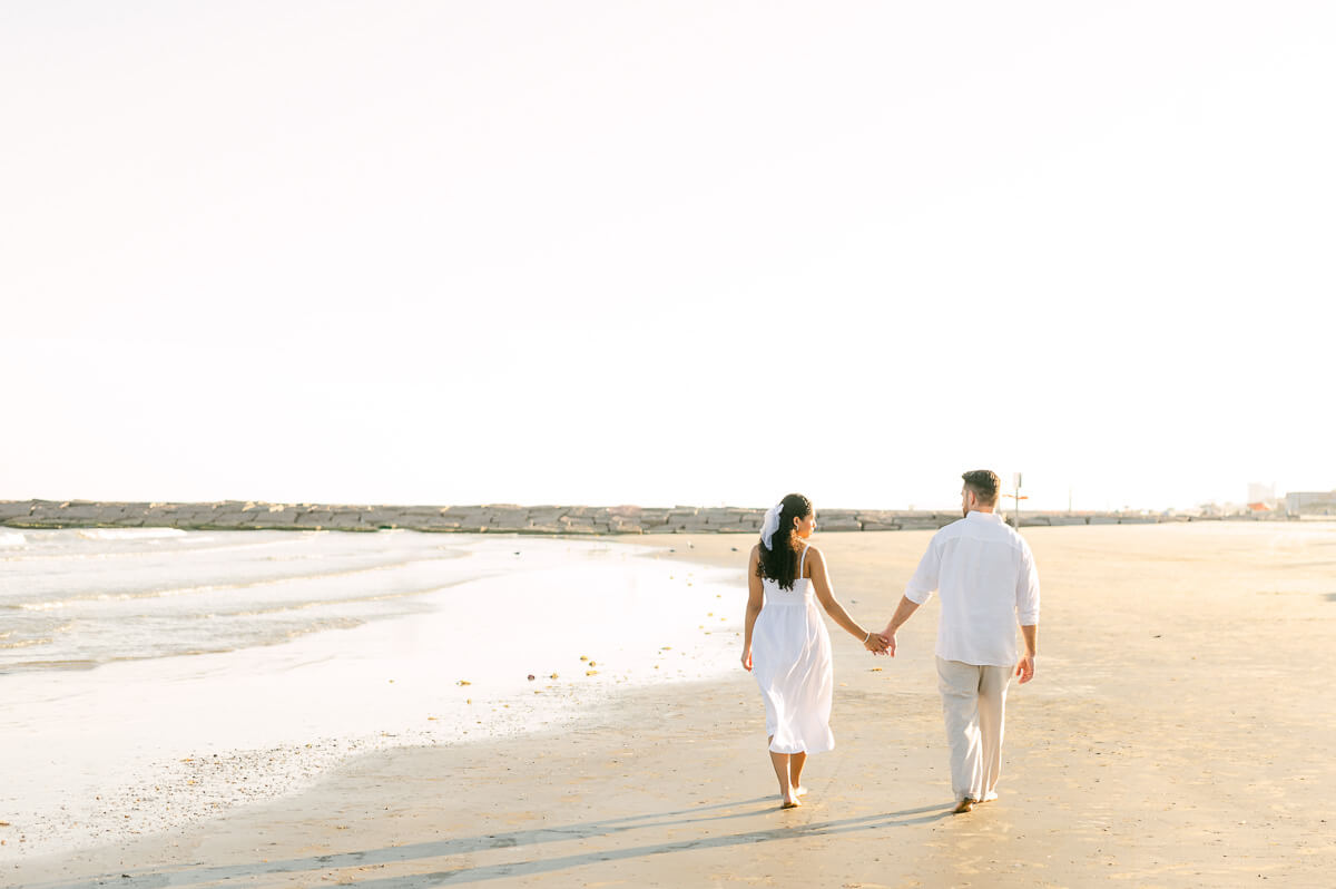 couple on Galveston beach by Houston wedding photographer Eric & Jenn Photography