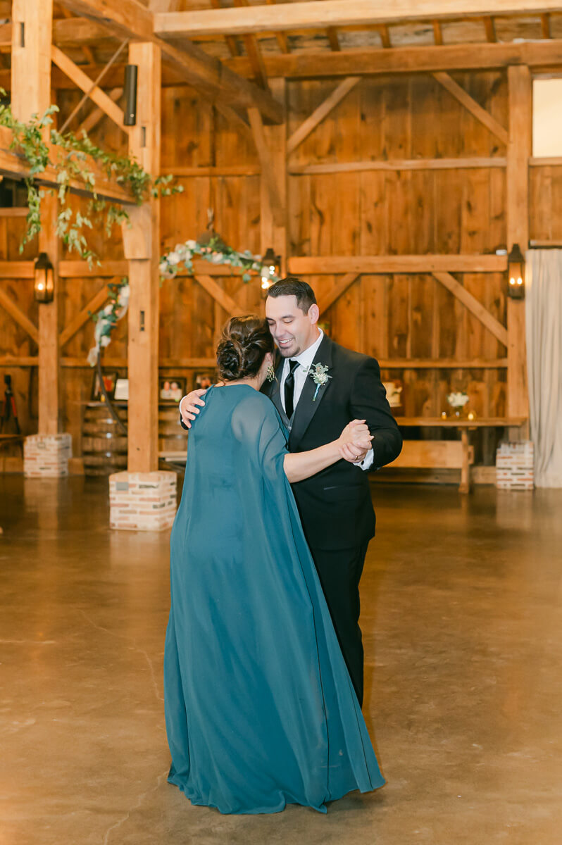 wedding reception at beckendorff farms katy texas by houston wedding photographer eric and jenn photography