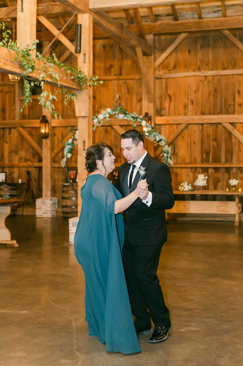 wedding reception at beckendorff farms katy texas by houston wedding photographer eric and jenn photography