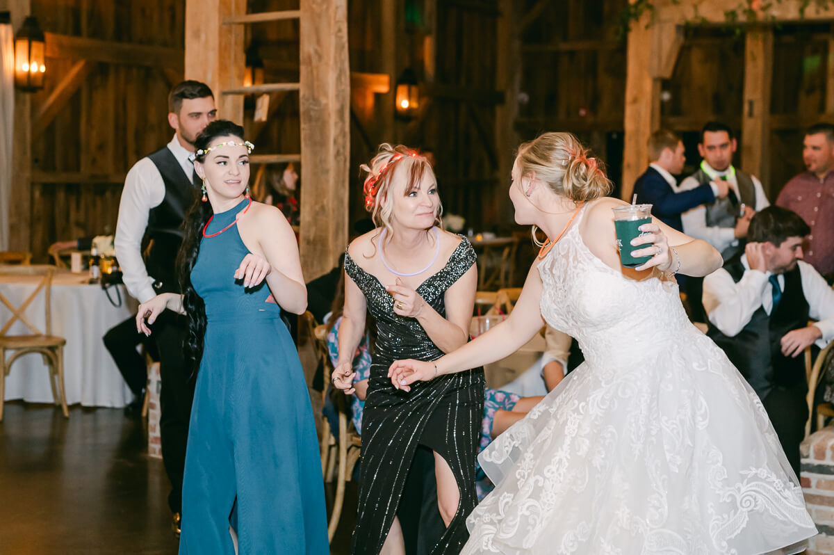 wedding reception at beckendorff farms katy texas by houston wedding photographer eric and jenn photography