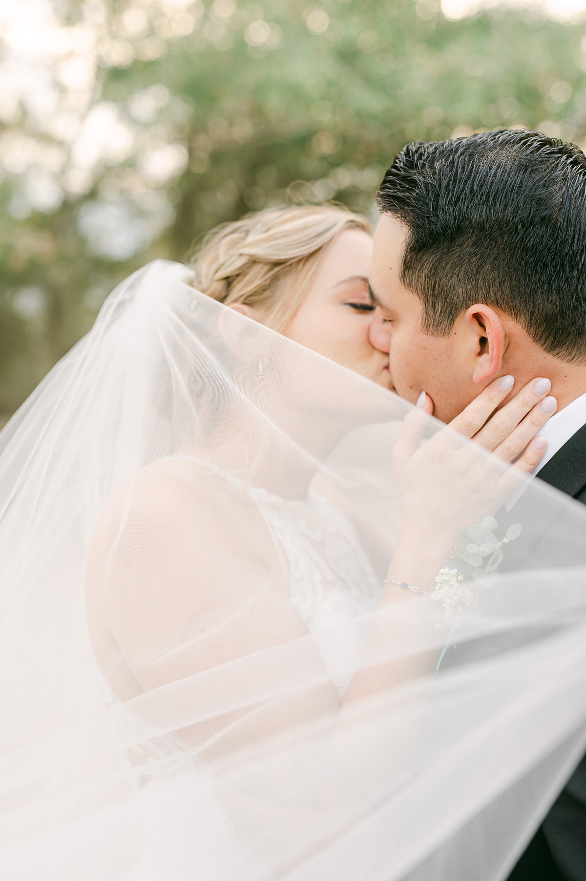 bride and groom kissing for beckendorff farms wedding photography