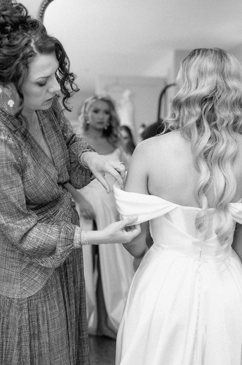 bride getting ready at Magnolia Grove wedding venue 