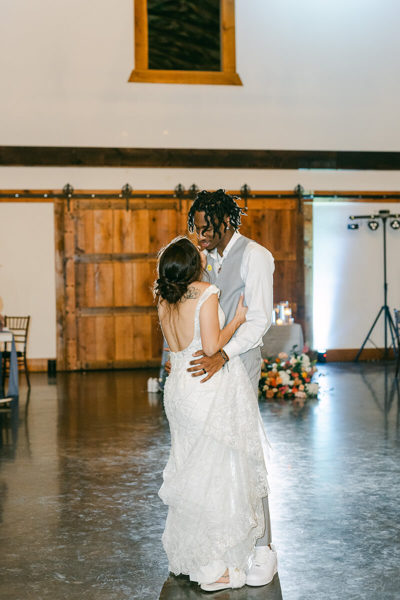 last dance for couple after their magnolia meadows wedding