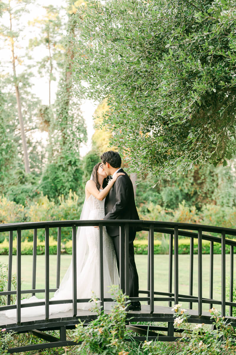 couple kissing by Houston photographer Eric & Jenn Photography