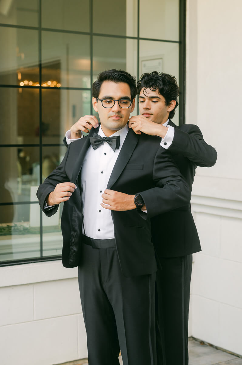 a groom getting ready by Houston wedding photographer Eric & Jenn Photography 