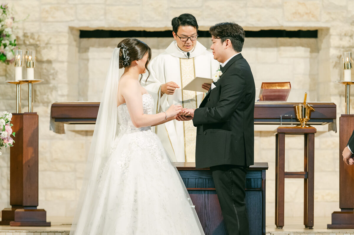 church ceremony by Houston wedding photographer Eric & Jenn Photography 