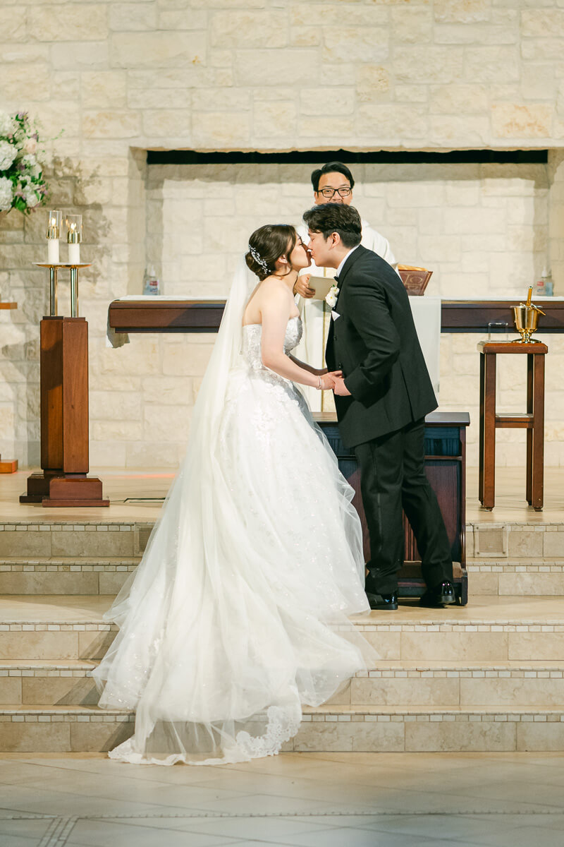 church ceremony by Houston wedding photographer Eric & Jenn Photography 