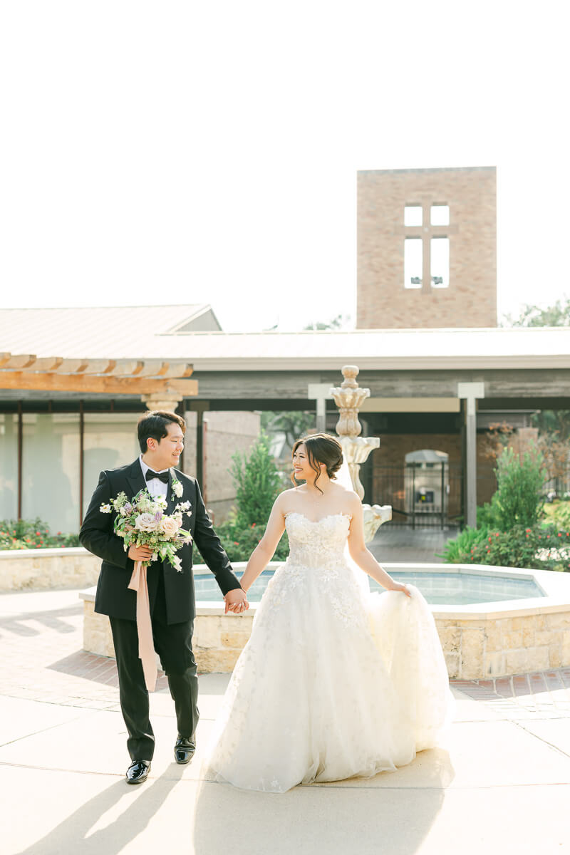 light and airy Houston wedding photography by Eric & Jenn Photography 