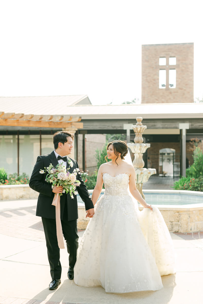 light and airy Houston wedding photography by Eric & Jenn Photography 