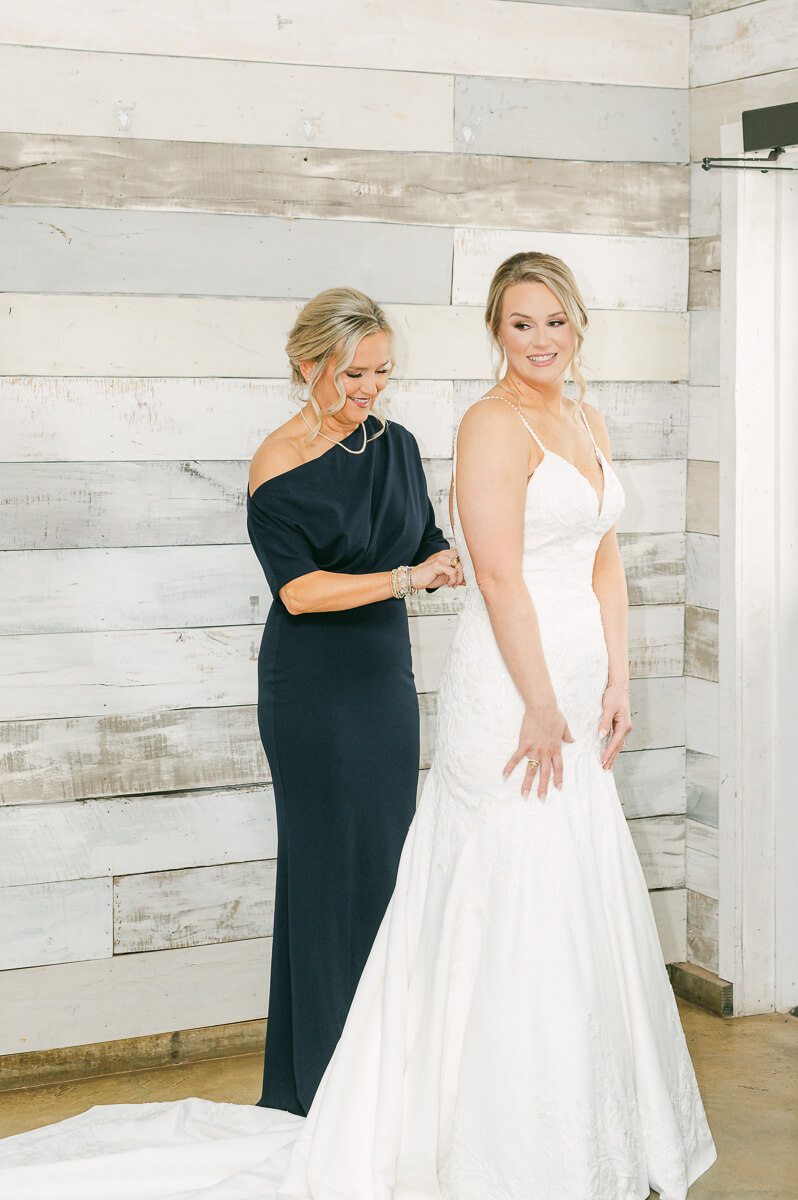 bride getting ready in Montgomery, Tx