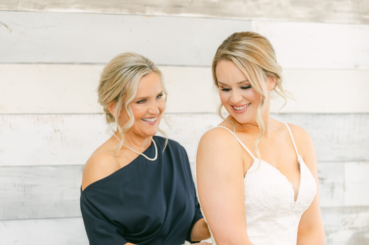 bride getting ready in Montgomery, Tx