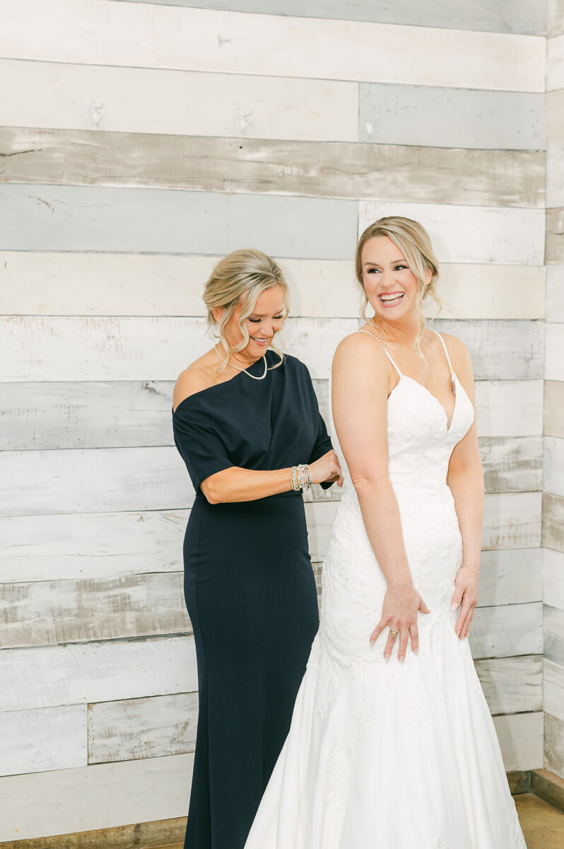 bride getting ready in Montgomery, Tx