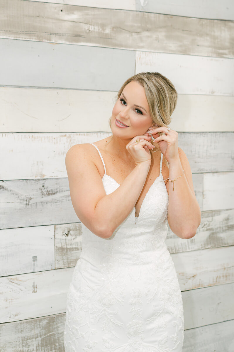 bride getting ready in Montgomery, Tx