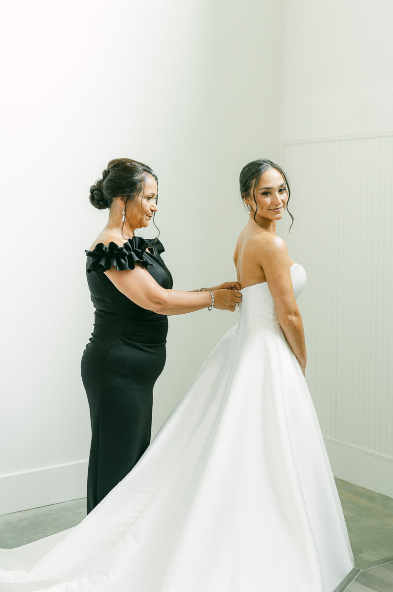 bride getting ready by Conroe wedding photographer