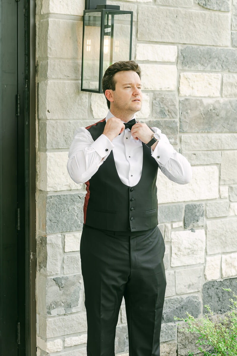 groom getting ready by Conroe wedding photographer