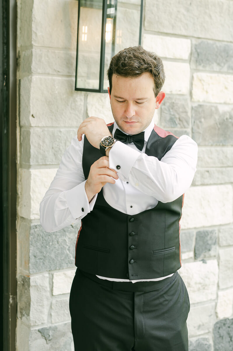 groom getting ready by Conroe wedding photographer