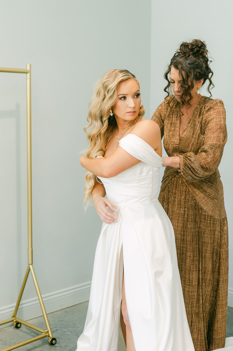 bride getting ready in bridal suite at Anahuac, Tx wedding