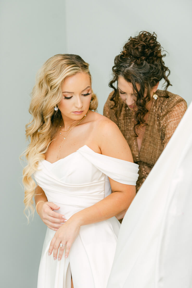 bride getting ready in bridal suite at Anahuac, Tx wedding