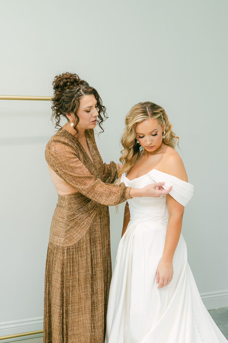 bride getting ready in bridal suite at Anahuac, Tx wedding