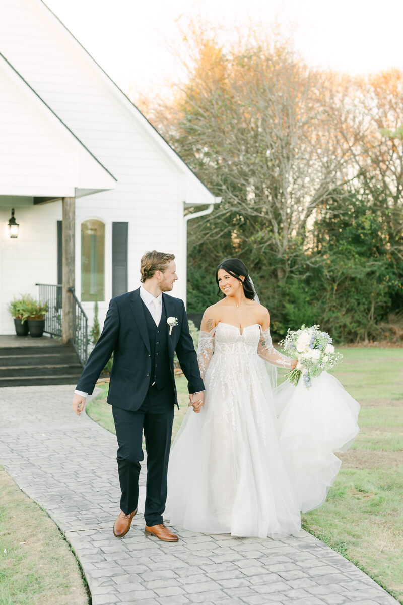 couple walking by houton wedding photographer