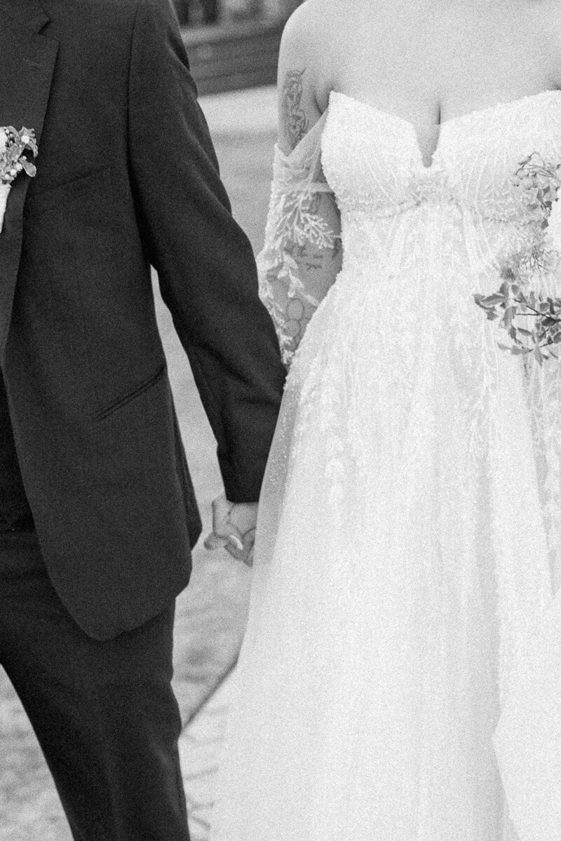 couple walking by houton wedding photographer